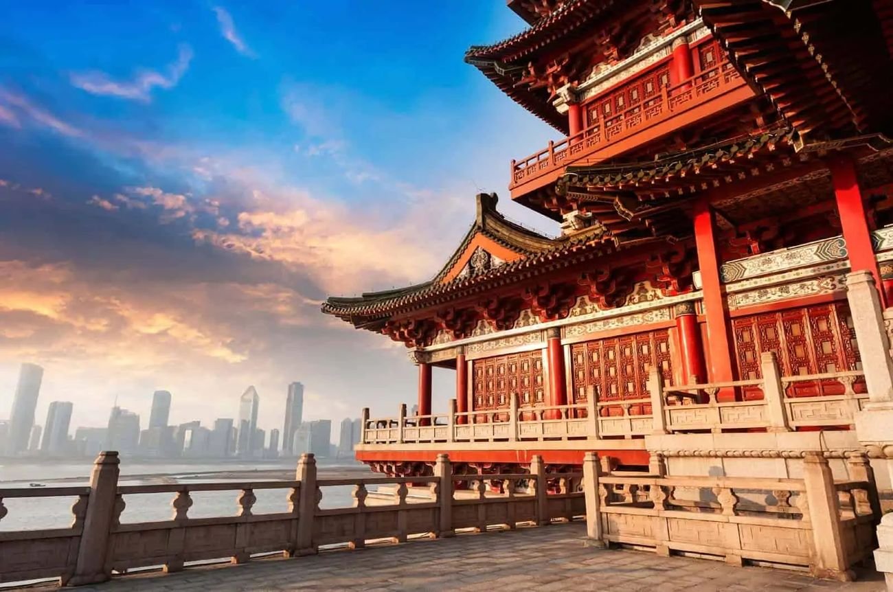 Arquitetura tradicional chinesa com o skyline de Cantão ao fundo