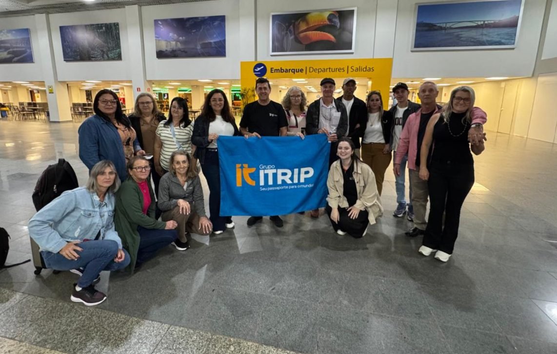 GRUPO ITRIP no embarque com a bandeira da agência