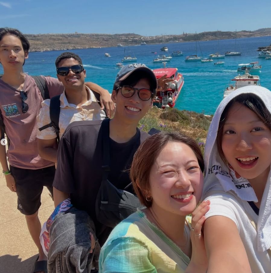 Carlos Henrique com amigos em Malta