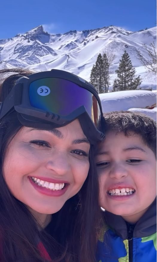 Mãe e filho viajantes iTrip na neve