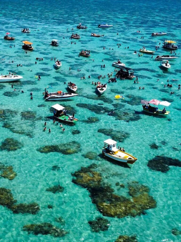 Praia de águas verdes em Natal, Rio Grande do Norte