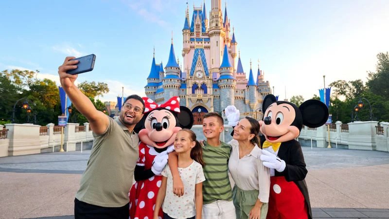 Família em frente ao castelo da Disney em Orlando